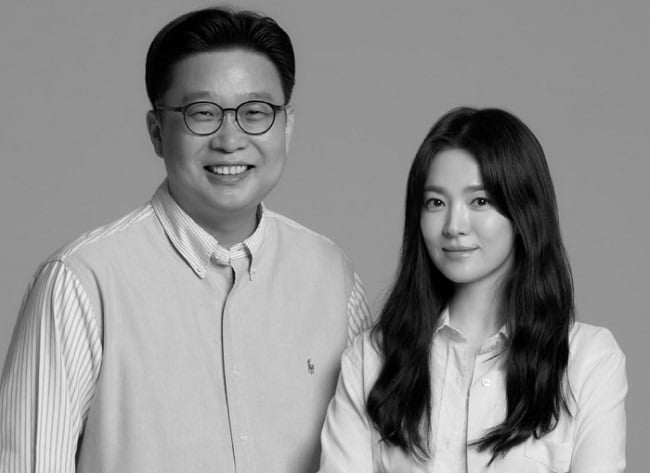 Song Hye-kyo and seo kyung duk donate a guidebook to korean independence movement sites