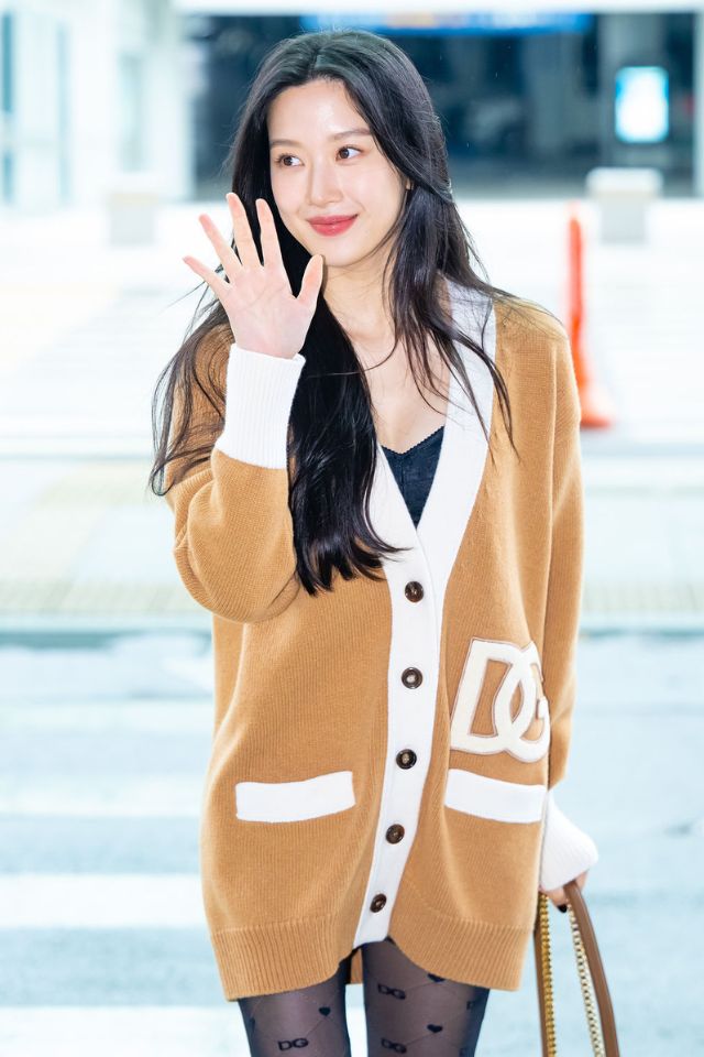 Mun ka young waving for fans