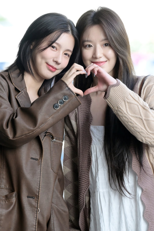 (G)I-DLE Miyeon and Shuhua