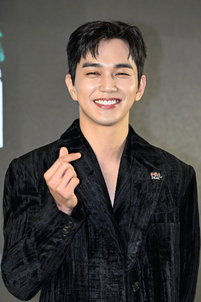 Yoo Seung Ho promoting "The Perfect Deal"