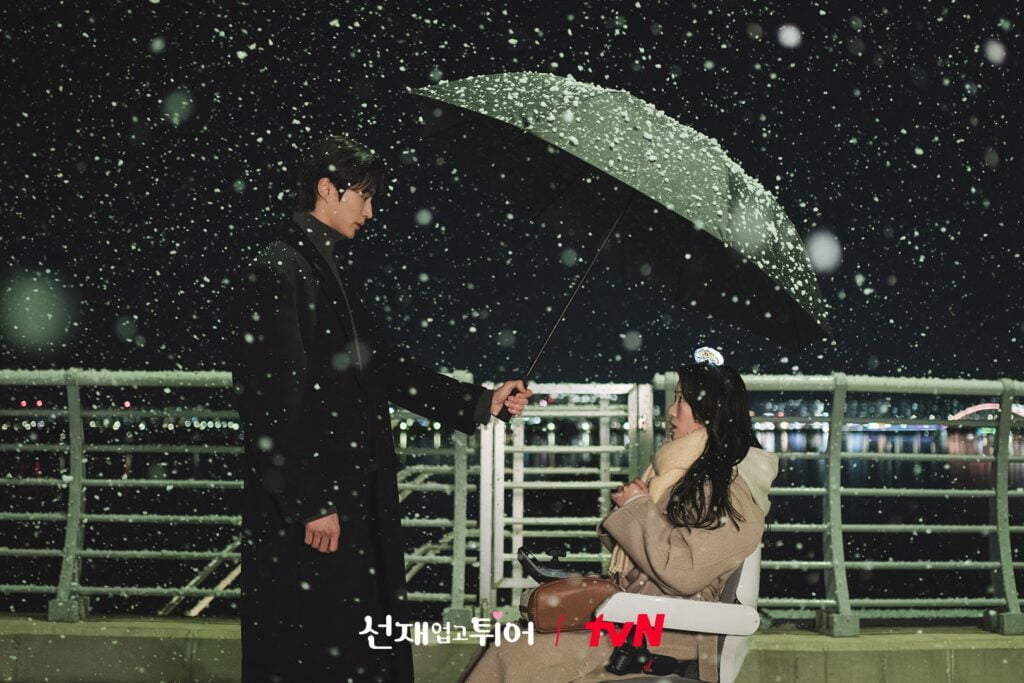 Byun Woo Seok putting the umbrella for Kim Hye Yoon