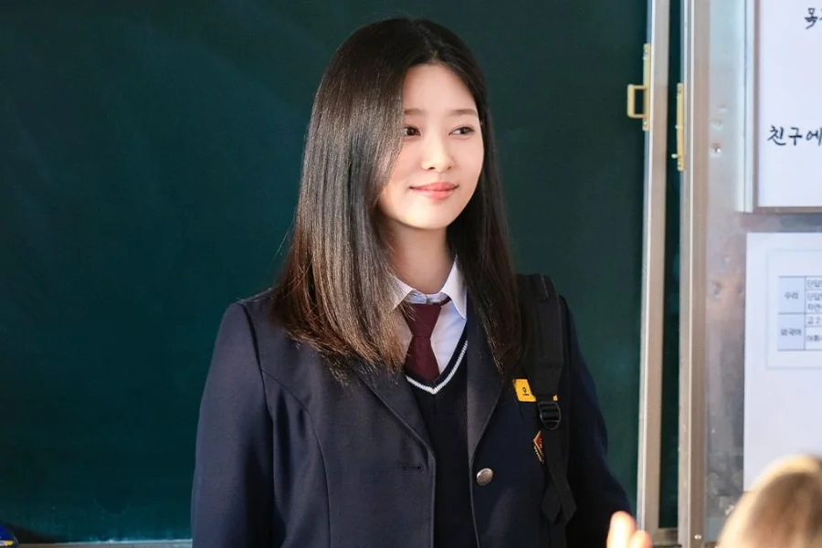 The First Stills of Kim Min Ju From "Connection" in Her Role Have Been Released