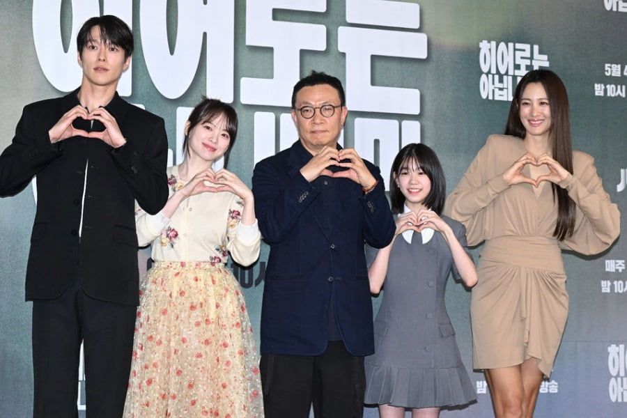 Actors Jang Ki-Yong, Chun Woo-Hee, director Cho Hyun-Taek, Park So-Yi, and Kim Soo-Hyun pose for a photo during the production presentation of JTBC's new drama "The Atypical Family."